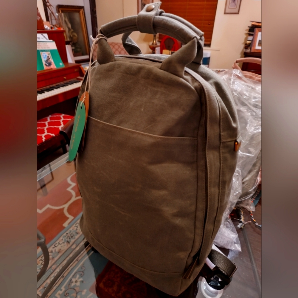 Day Owl Slim Backpack, olive, NWT